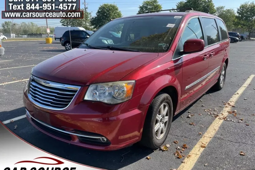 2012 Chrysler Town & Country Touring photo 1