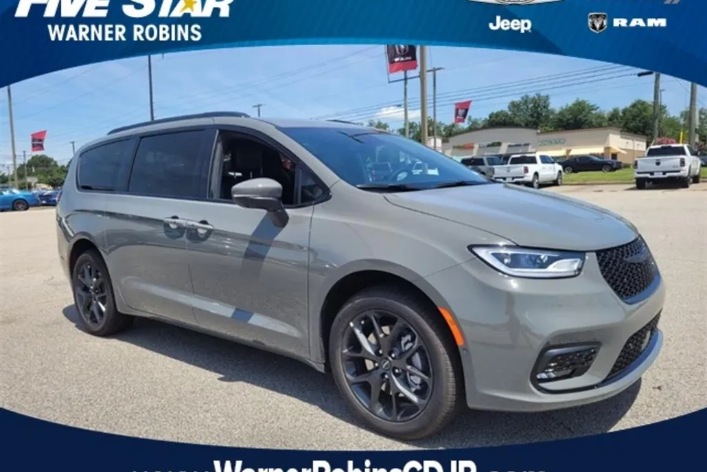 2023 Chrysler Pacifica Touring L photo 1