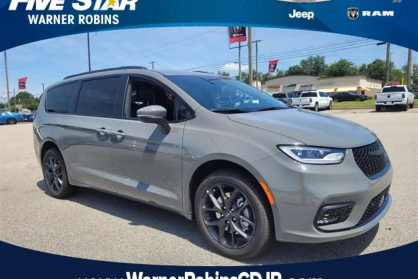 2023 Chrysler Pacifica Touring L photo 1