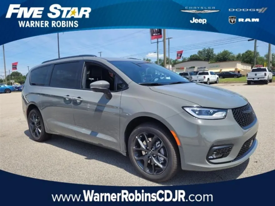 2023 Chrysler Pacifica Touring L photo 1