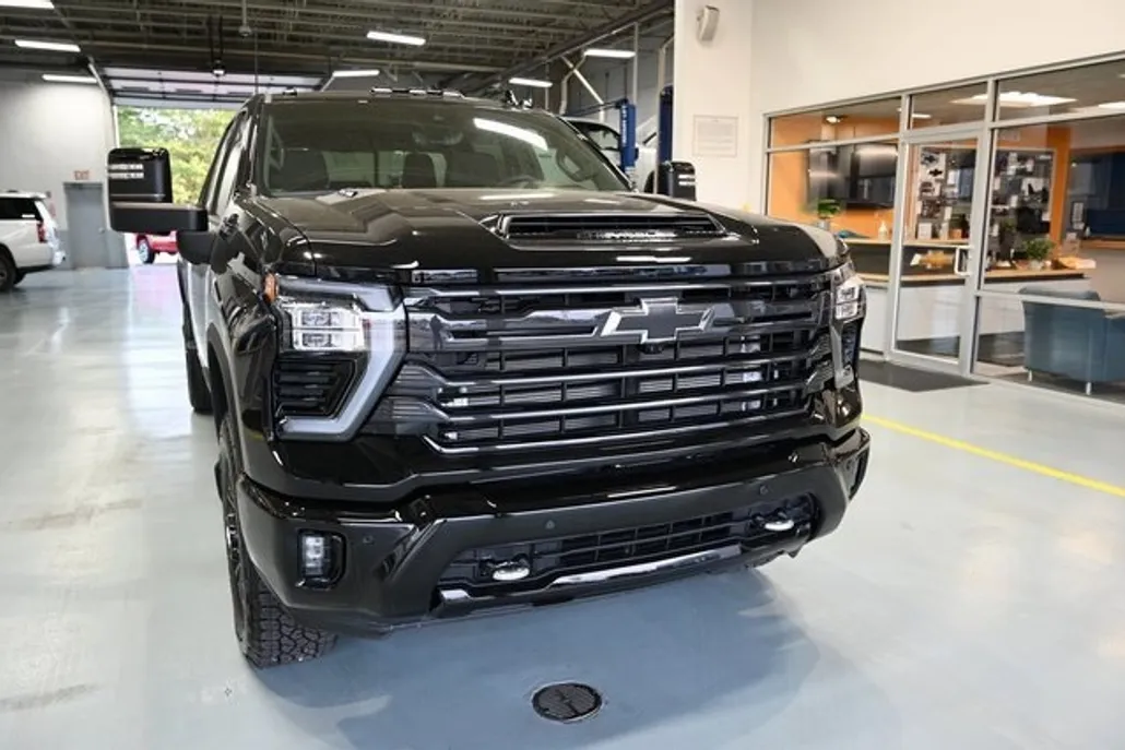 2025 Chevrolet Silverado 2500HD High Country photo 1