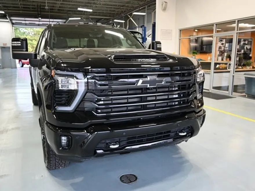 2025 Chevrolet Silverado 2500HD High Country photo 1