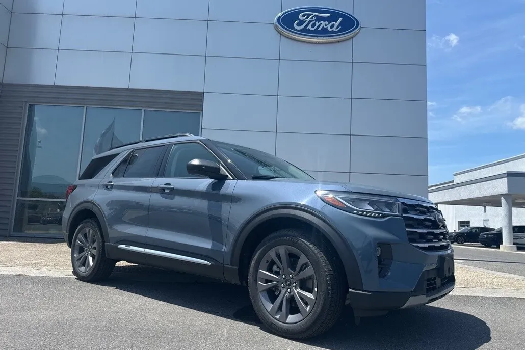 2025 Ford Explorer photo 1