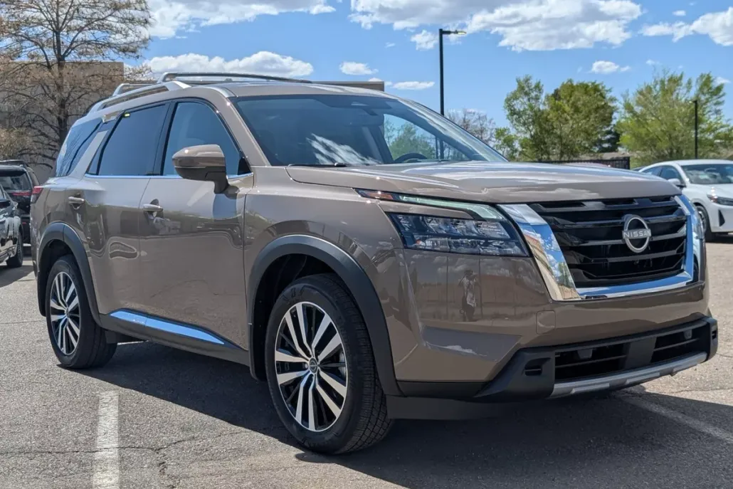 2025 Nissan Pathfinder Platinum photo 1