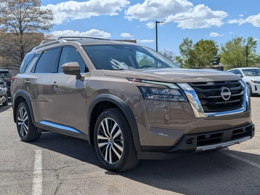 2025 Nissan Pathfinder Platinum photo 1