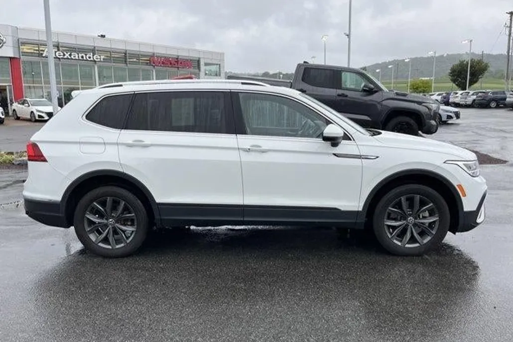 2022 Volkswagen Tiguan SE photo 1