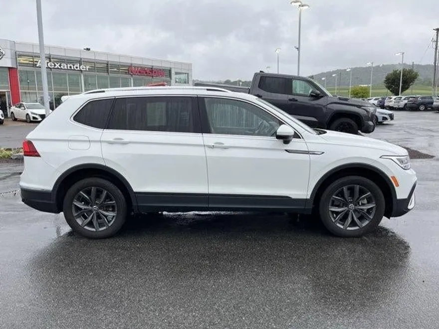 2022 Volkswagen Tiguan SE photo 1