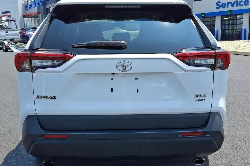 2022 Toyota RAV4 XLE photo 1