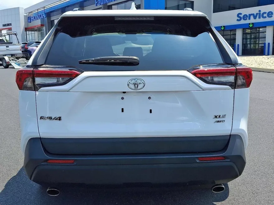 2022 Toyota RAV4 XLE photo 1