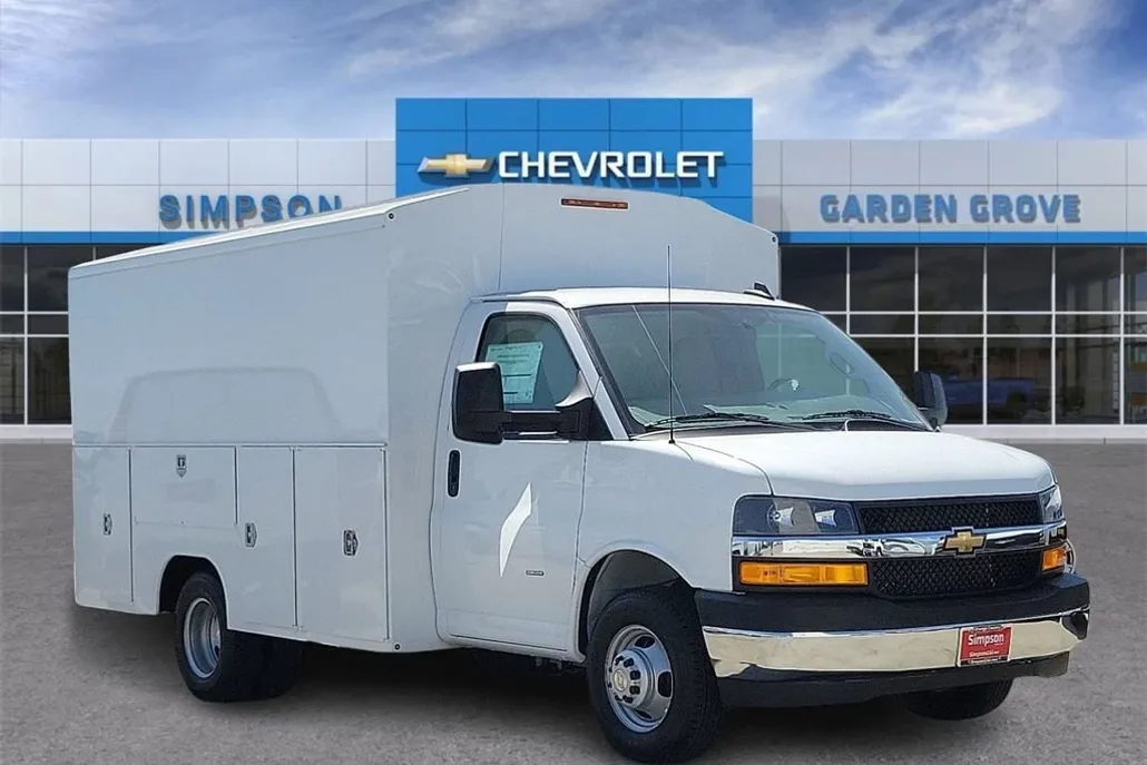 2025 Chevrolet Express Cutaway 3500 photo 1