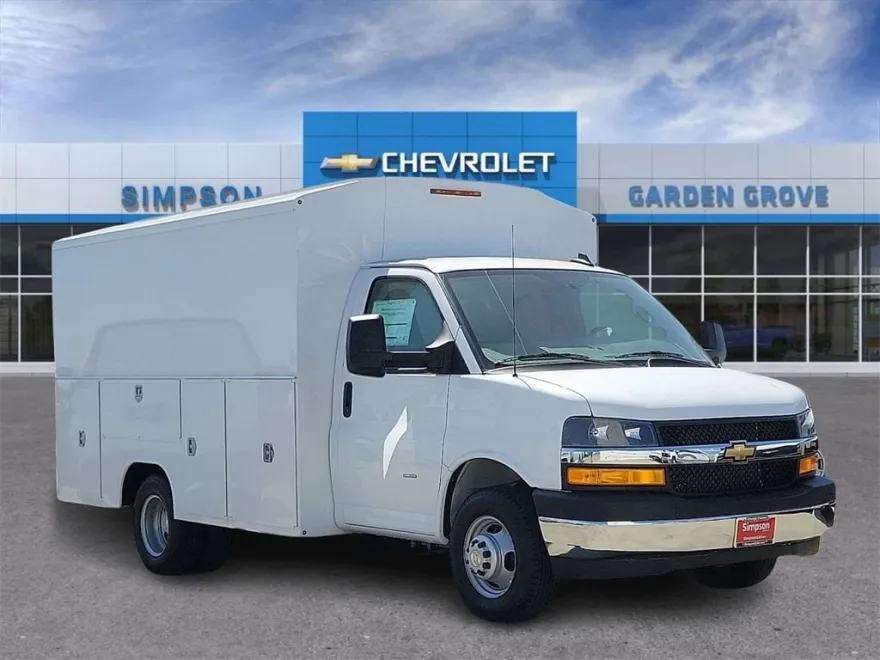 2025 Chevrolet Express Cutaway 3500 photo 1