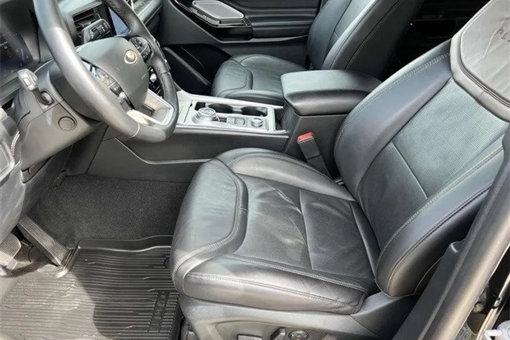 2022 Ford Explorer Platinum photo 1
