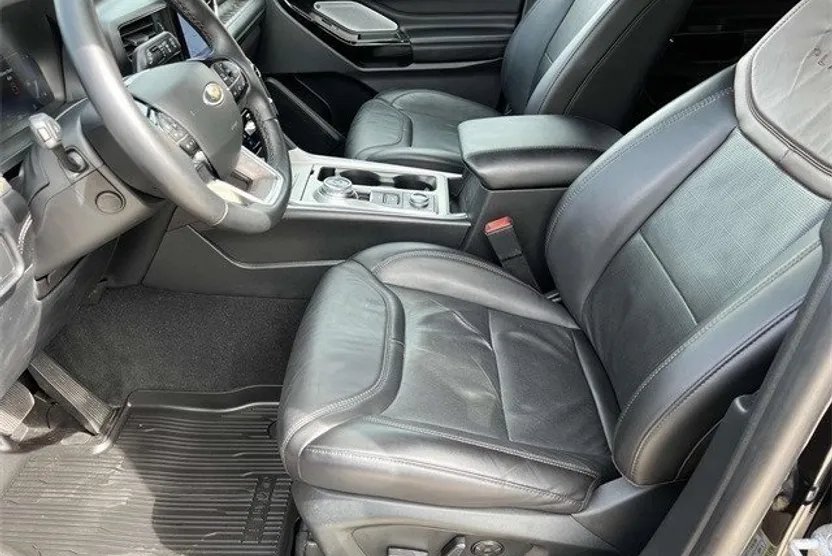 2022 Ford Explorer Platinum photo 1