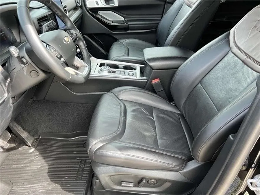 2022 Ford Explorer Platinum photo 1