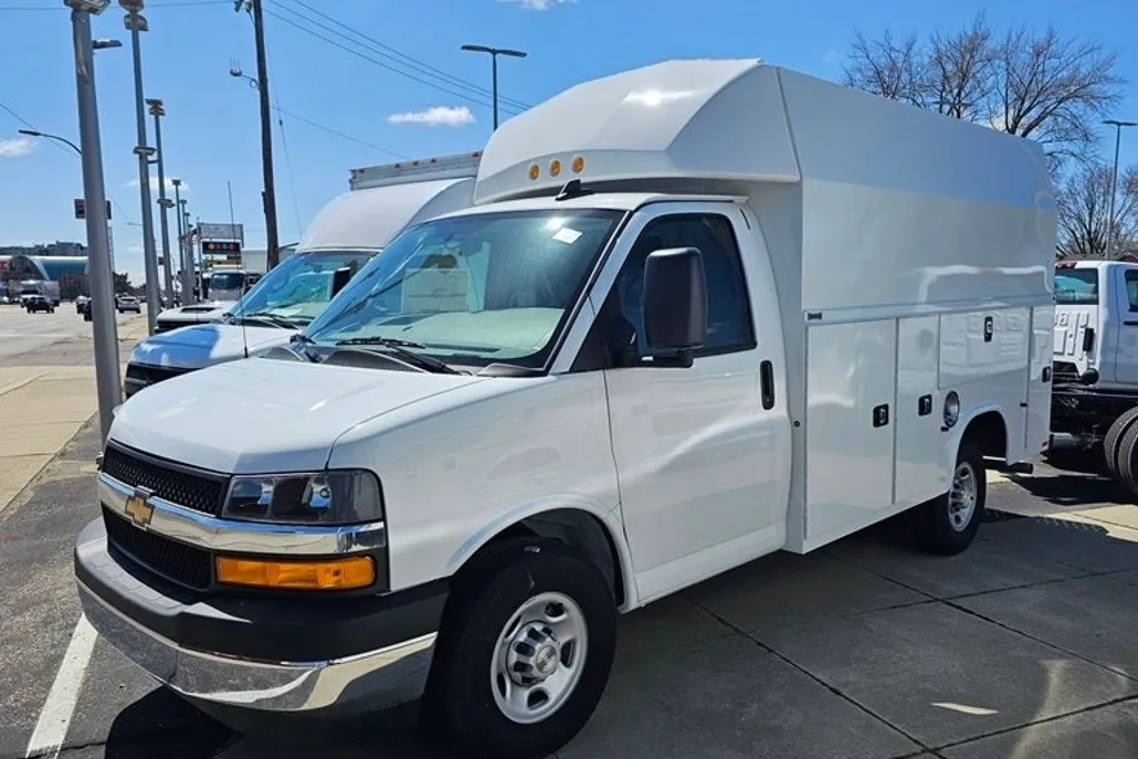 2024 Chevrolet Express Cutaway 3500 photo 1