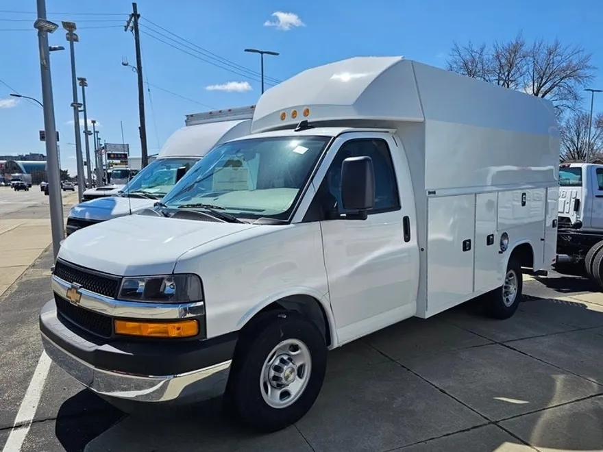 2024 Chevrolet Express Cutaway 3500 photo 1