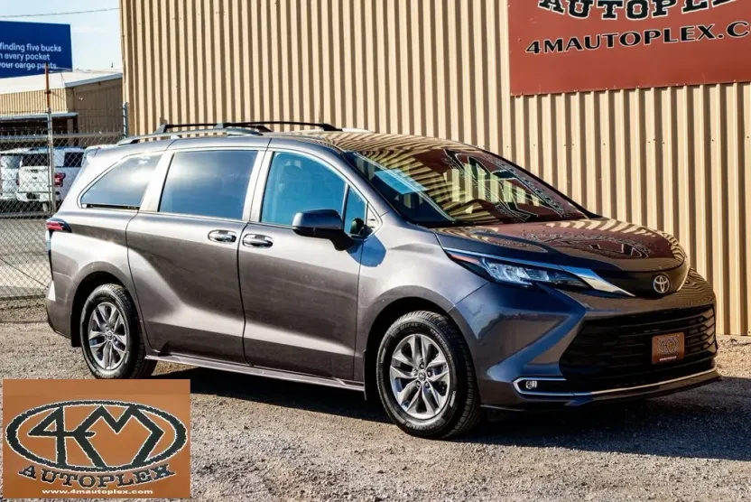 2022 Toyota Sienna XLE photo 1