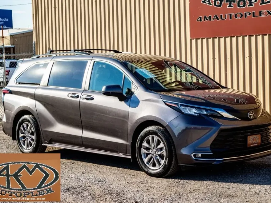 2022 Toyota Sienna XLE photo 1