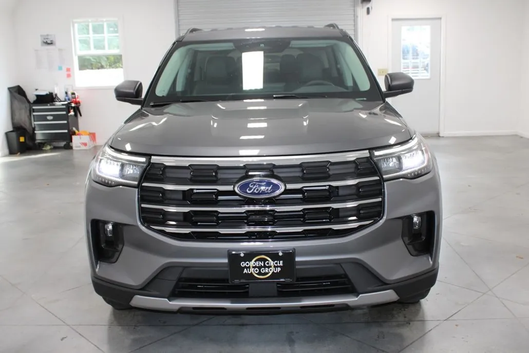 2025 Ford Explorer photo 1