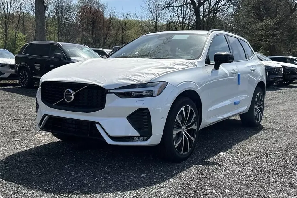 2025 Volvo XC60 B5 Plus photo 1