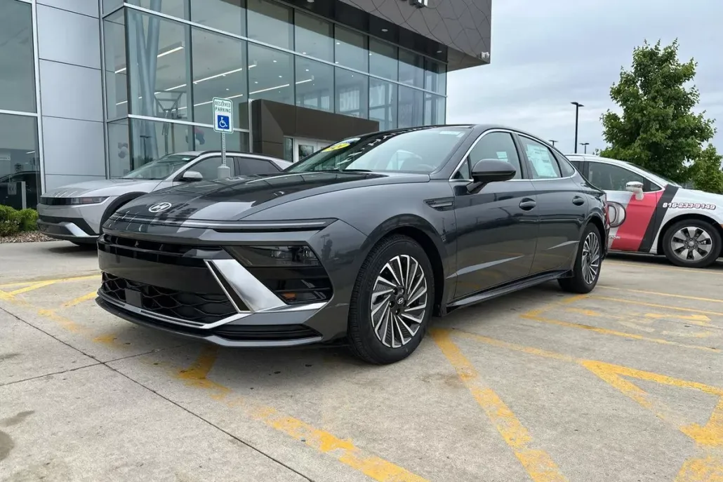 2024 Hyundai Sonata Hybrid SEL photo 1