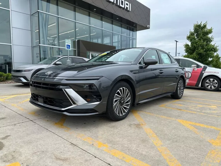 2024 Hyundai Sonata Hybrid SEL photo 1