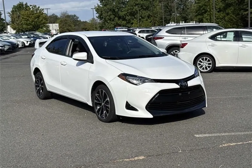 2017 Toyota Corolla LE photo 1