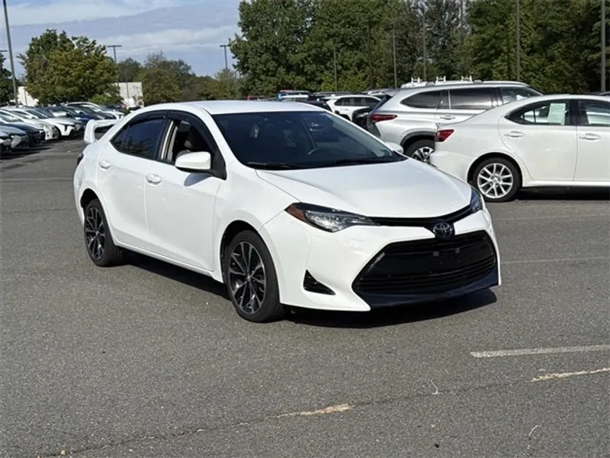 2017 Toyota Corolla LE photo 1
