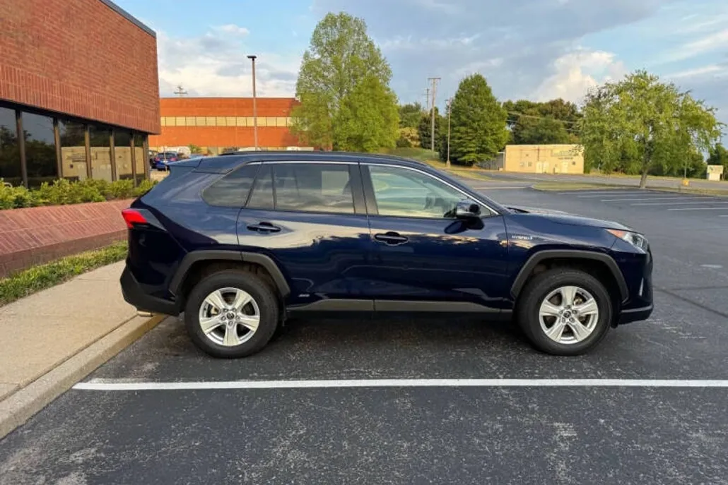 2021 Toyota RAV4 Hybrid XLE photo 1