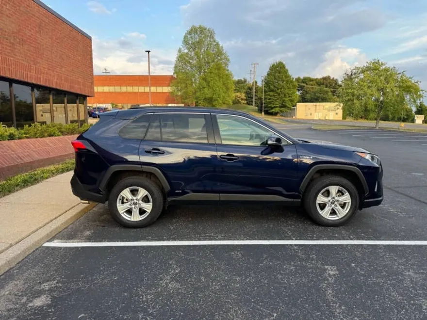 2021 Toyota RAV4 Hybrid XLE photo 1