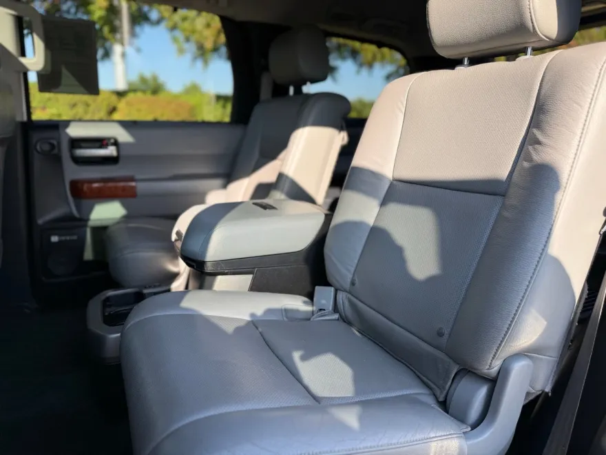 2018 Toyota Sequoia Platinum photo 1