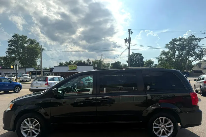 2016 Dodge Grand Caravan SXT photo 1
