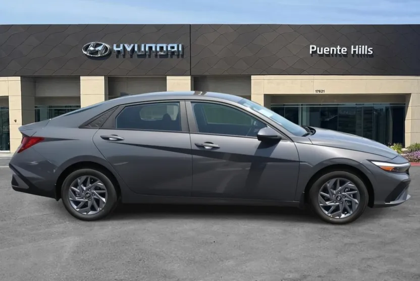 2025 Hyundai Elantra SEL Sport photo 1