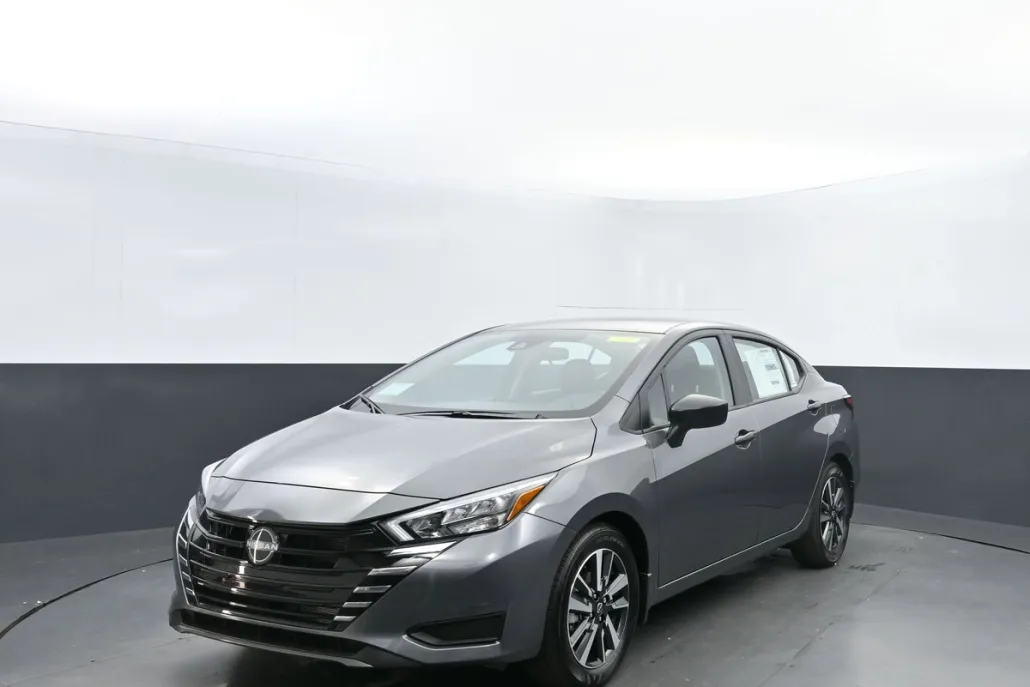 2025 Nissan Versa 1.6 S photo 1