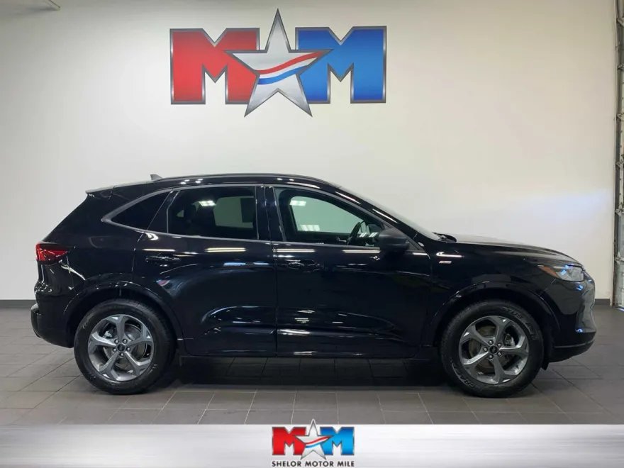 2023 Ford Escape ST-Line photo 1