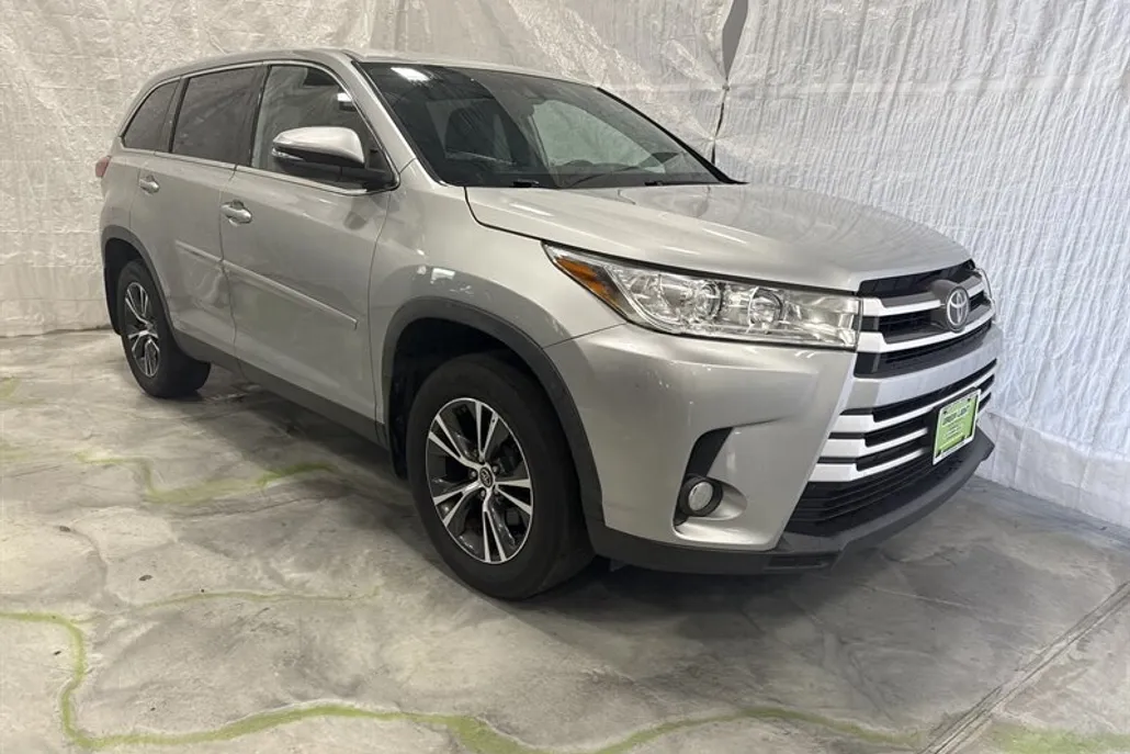 2019 Toyota Highlander LE Plus photo 1