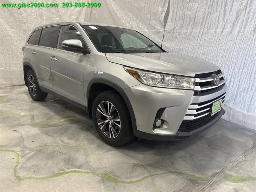 2019 Toyota Highlander LE Plus photo 1