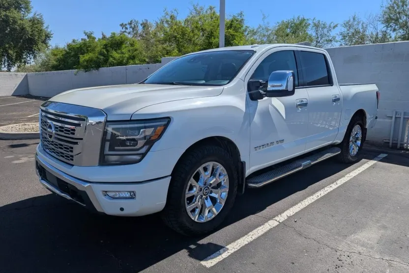 2020 Nissan Titan SL photo 1
