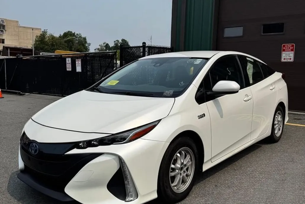 2017 Toyota Prius Prime Plus photo 1