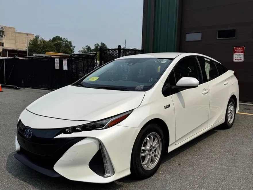 2017 Toyota Prius Prime Plus photo 1