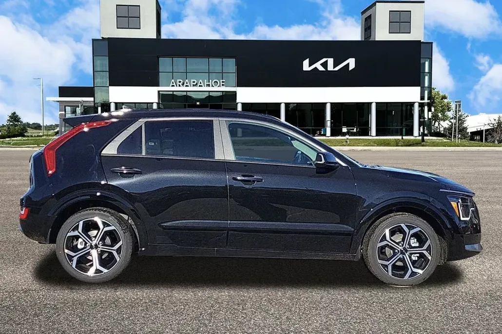 2025 Kia Niro SX Touring photo 1