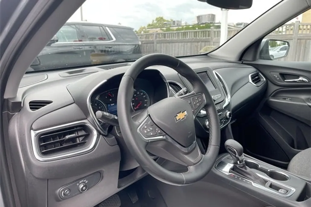 2024 Chevrolet Equinox LT photo 1