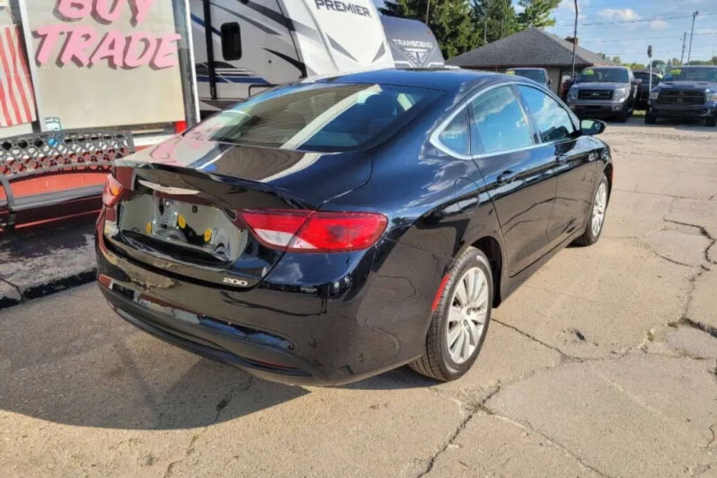 2016 Chrysler 200 LX photo 1