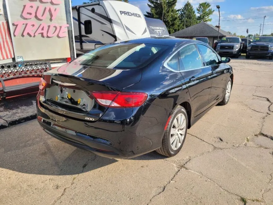 2016 Chrysler 200 LX photo 1