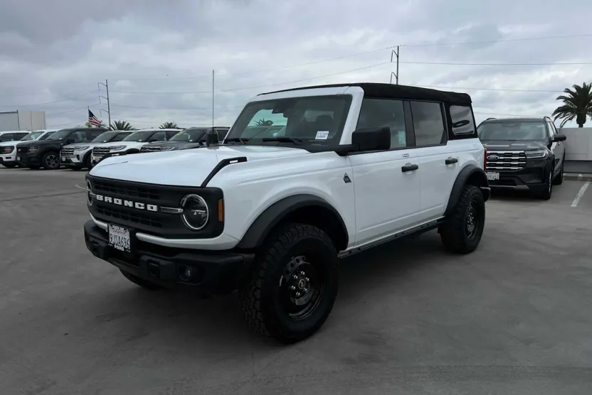 2023 Ford Bronco Black Diamond photo 1