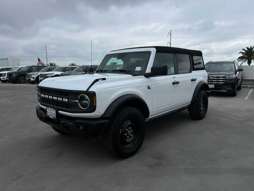 2023 Ford Bronco Black Diamond photo 1