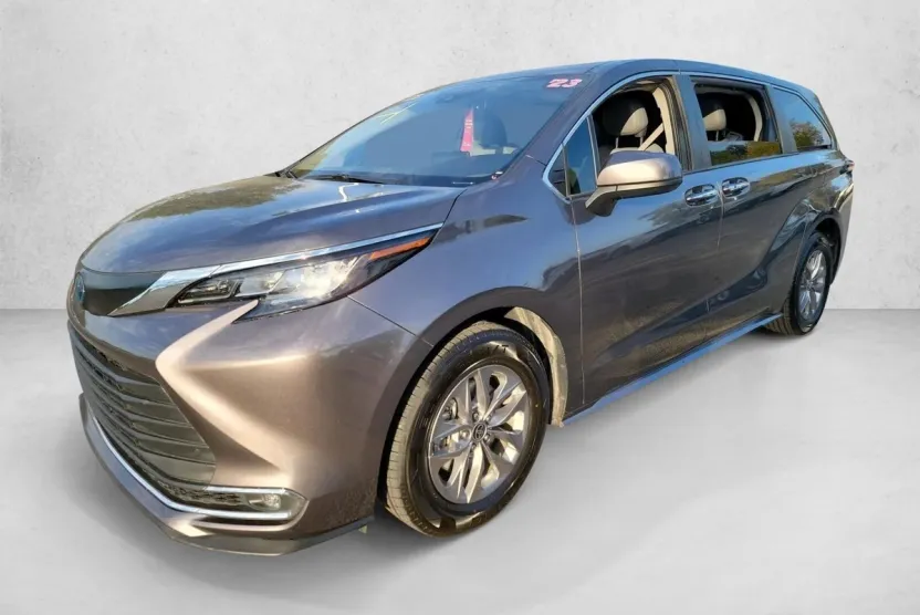 2023 Toyota Sienna XLE photo 1