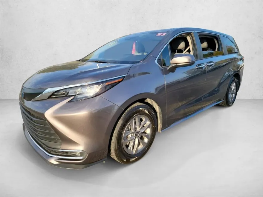 2023 Toyota Sienna XLE photo 1