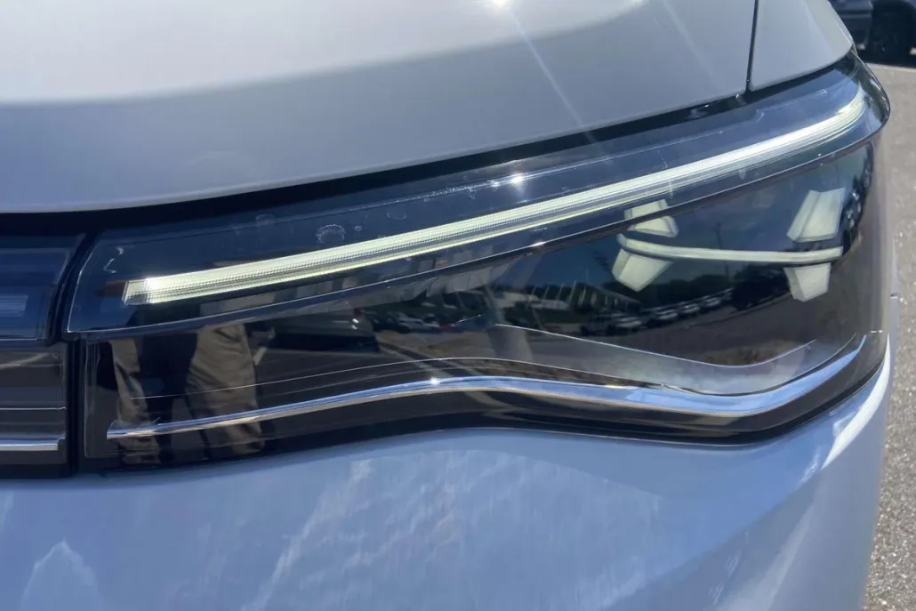 2025 Volkswagen Taos SE photo 1