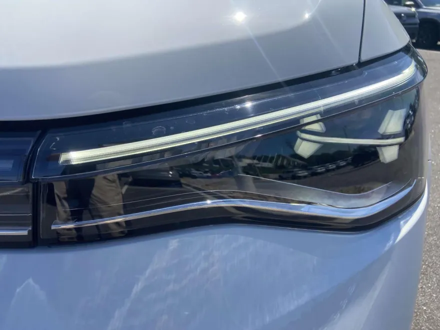 2025 Volkswagen Taos SE photo 1